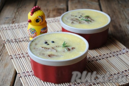 Отправить вкусный, нежный паштет из гусиной печени, приготовленный в домашних условиях, в холодильник на 30 минут.
