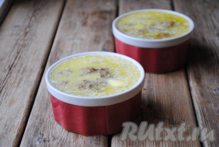 Чтобы сверху паштет не подсыхал и его было удобно хранить в холодильнике, нужно сверху залить растопленным сливочным маслом. Для этого 50 грамм масла растопить в микроволновой печи и залить им креманки поверх паштета.&nbsp;
