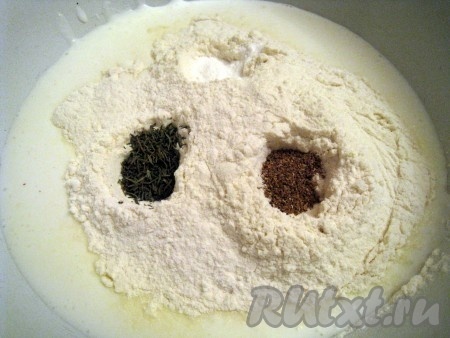 Соединить в миске кефир, муку, соду (не гасить), тимьян и кориандр.