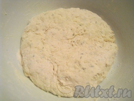 Смазать свои руки растительным маслом и замесить мягкое, немного пышное тесто.