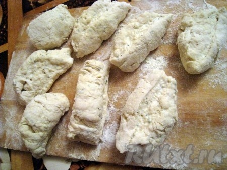 Разделить тесто на 8 одинаковых кусочков.