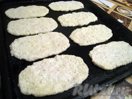 Раскатать каждый кусочек теста в овальную лепешку, положить на смазанный противень (или силиконовый коврик или бумагу для выпекания) и испечь в разогретой духовке при 200 градусах 5-7 минут.