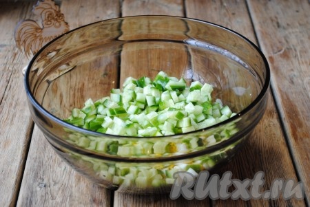 Огурчики нарезать такими же кубиками и выложить к яйцам.
