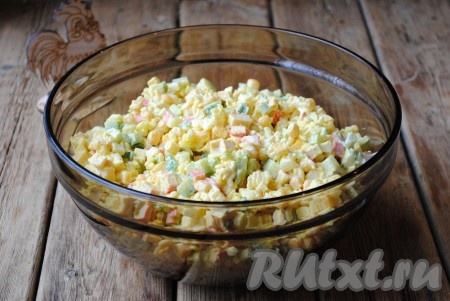 Добавить в крабовый салат соль и майонез, перемешать и поставить на несколько часов в холодильник, чтобы он настоялся.&nbsp;
