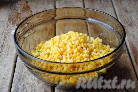 Кукурузу (без жидкости) выложить в салат к огурцам и яйцам.&nbsp;
