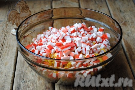 Крабовые палочки (если палочки замороженные, их надо разморозить) нарезать кубиками и добавить в салат.&nbsp;
