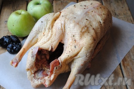 Утром, когда гусь хорошо промаринуется, нужно его достать и освободить от пищевой плёнки.&nbsp;
