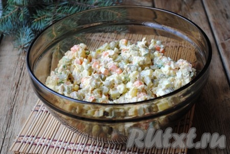 Добавить майонез и соль по вкусу, перемешать "Оливье", а затем поставить в холодильник на пару часов, чтобы он остыл и настоялся.