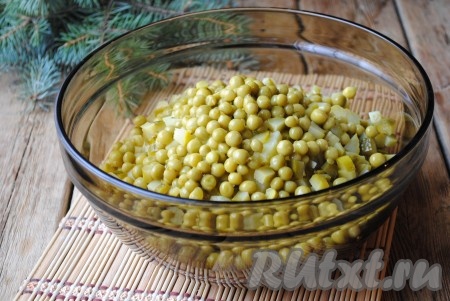 Консервированный горошек без жидкости отправить в миску с салатом. 