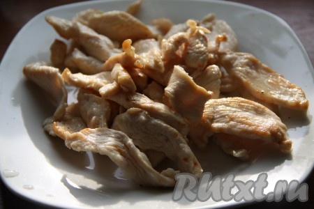 Если вы используете сырое куриное филе, то его нужно нарезать брусочками, посолить, поперчить и обжарить на сковороде с добавлением растительного масла с двух сторон до готовности. Если у вас копченое куриное филе, нарежьте его брусочками.