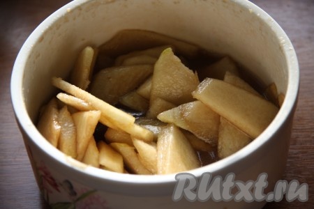 Груши, очищенные от кожуры и семечек, нарезать ломтиками. Отдельно смешать мед, растительное масло, уксус и, по желанию, пюре из смородины (если у вас нет пюре, добавьте пару капелек лимонного сока), все перемешать до однородности и в получившийся соус выложить нарезанные груши, перемешать и оставить их на 1-2 часа мариноваться.
