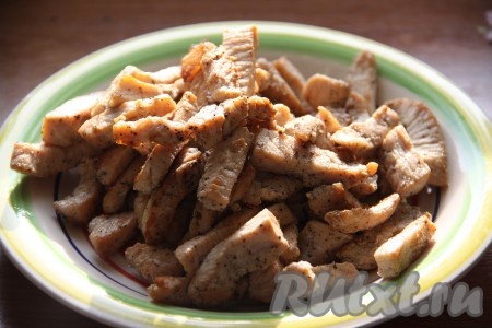 Для приготовления начинки, куриное филе нарезать на кусочки произвольного размера, посолить, поперчить и обжарить на сковороде на растительном масле на среднем огне до золотистой корочки со всех сторон, затем убрать со сковороды.