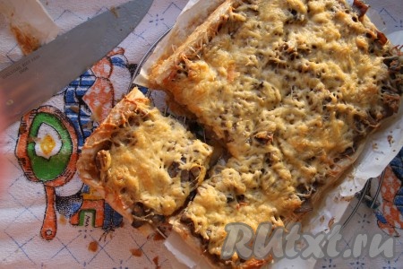 Наш пирог готов, можно разрезать на порционные кусочки и угощать гостей. Пирог из готового слоеного теста с начинкой из курицы и грибов получается очень вкусным, обязательно попробуйте. Рекомендую!
