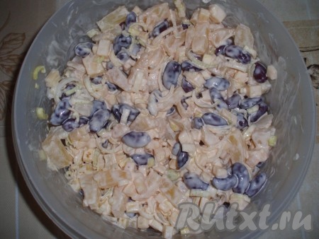 Заправить салат майонезом, перемешать, добавить перец и соль по вкусу. Выложить в салатник.
