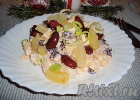 Салат из фасоли с ананасами и сыром