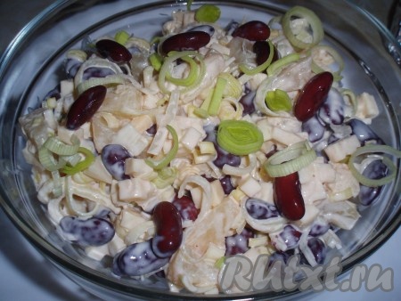 Очень вкусный и красивый салат из фасоли с ананасами и сыром готов.   
