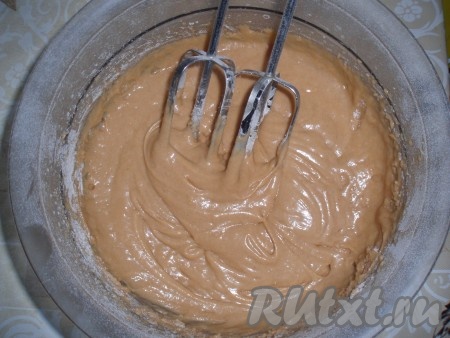 В три приема всыпать мучную смесь, аккуратно перемешивая тесто.
