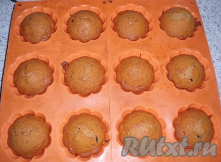 Готовые кексы слегка остудить, затем переложить на блюдо.