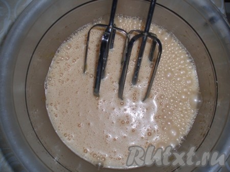 Взбить яйца с сахаром, затем влить остывшую масляно-медовую смесь, продолжая взбивание.
