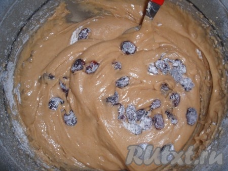 Клюкву припорошить мукой и добавить в тесто.