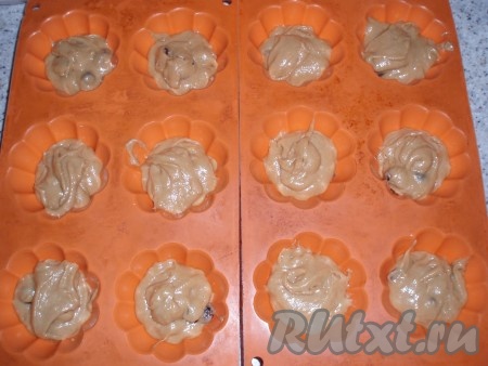 Подготовленное достаточно густое тесто выложить в формочки для кексов и отправить в духовку, нагретую заранее до 160 градусов. Выпекать медовые кексы 25-30 минут.
