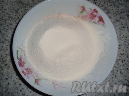 Муку просеять с корицей, разрыхлителем и содой.