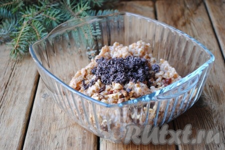 В пшеницу добавить орехи, изюм и мак. 