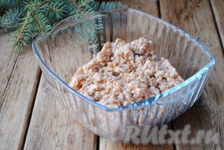 Зёрна пшеницы промыть, залить 2-2,5 стаканами кипящей воды и варить до готовности 40-50 минут, это если у Вас шлифованная пшеница, очищенная в заводских условиях, если же обычная - то её надо предварительно замочить на ночь в воде и вариться она будет дольше. Затем откинуть готовую пшеницу на сито, чтобы лишняя жидкость стекла. У меня пшеница была в специальных пакетах, поэтому я не промывала и готовила 40 минут, затем пакет с пшеницей подвесила, чтобы убрать жидкость и высыпала её в миску, чтобы остывала.&nbsp;
