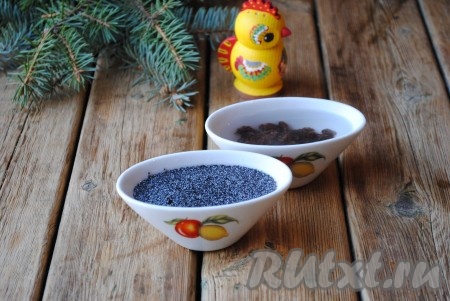 Мак и изюм выложить каждый в свою тарелочку, залить кипятком так, чтобы вода их полностью покрыла (как на фото). Мак оставить запариваться на 40 минут, изюм - на 10, затем воду слить. Изюм выложить на бумажное полотенце, чтобы избавиться от лишней жидкости.&nbsp;
