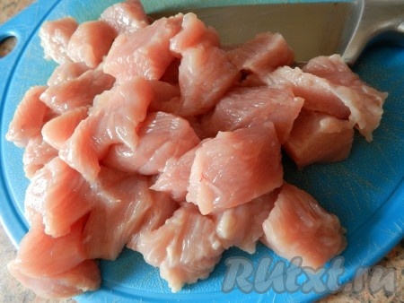 Мясо индейки вымыть, обсушить бумажным полотенцем и нарезать небольшими кубиками.