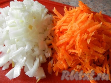 Лук порезать, морковь натереть на терке.