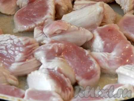 В сковороде разогреть масло и обжарить мясо индейки со всех сторон.