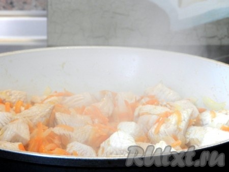 Обжарить вместе мясо индейки, лук и морковь.