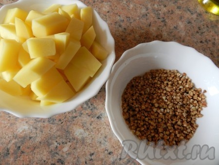 Тем временем почистить и порезать картофель, промыть гречку.