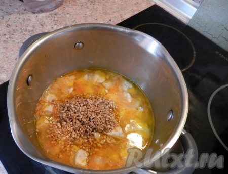 Когда мясо индейки практически приготовится, высыпать в кастрюлю гречку и варить еще минут 8 - 10.