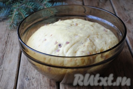 Выложить тесто в миску, накрыть полотенцем и оставить в тёплом месте на 1 час. За это время тесто должно увеличиться вдвое. Затем его обмять и оставить ещё на 30 минут.&nbsp;
