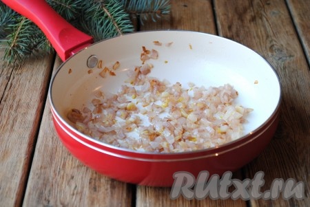 Очищенный лук нарезать кубиками и обжарить до мягкости (в течение 3-5 минут) на растительном масле, периодически помешивая. Дать обжаренному луку полностью остыть.&nbsp;
