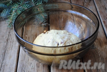 После добавления лука тесто станет слегка липковатым.