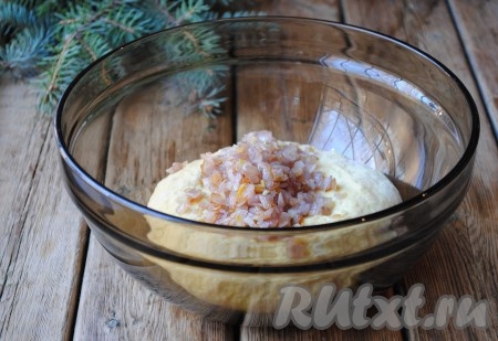 Затем к тесту выложить обжаренный лук с остатками масла и вымесить тесто ещё раз.