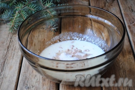 В тёплый кефир раскрошить свежие дрожжи, всыпать сахар, перемешать и оставить в тёплом месте минут на 15. Если Вы решили использовать сухие дрожжи, то их лучше смешать с мукой, солью и сахаром, а затем влить тёплый кефир, яйцо, растительное масло и замесить мягкое дрожжевое тесто. 