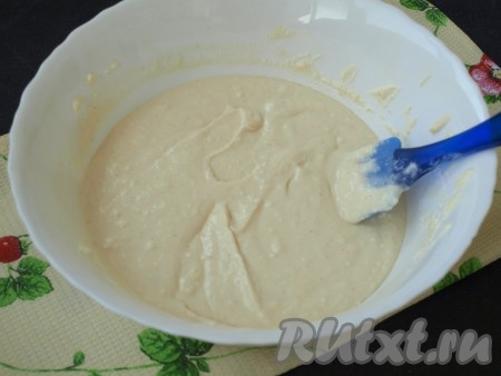 Творожная масса должна получиться воздушной, по консистенции она будет напоминать сметану средней густоты. Дать творожной массе постоять 15 минут, чтобы манка набухла.