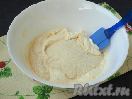 Пробить получившуюся творожную массу погружным блендером до однородности, всыпать манную крупу, перемешать лопаткой до однородности.