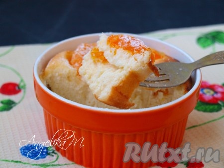 А вот как творожная запеканка выглядит в разрезе. Нежнейшее творожное тесто, замешанное с добавлением манки, в сочетании с сочными мандаринами делают эту выпечку наивкуснейшей!