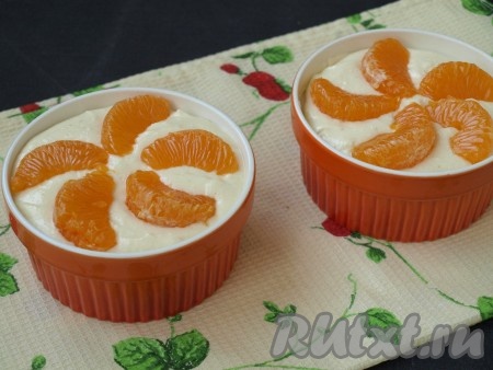 Равномерно выложить в форму (или формочки) оставшуюся творожную массу, верх украсить оставшимися дольками мандаринов.