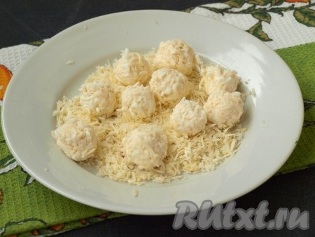 Твёрдый сыр натереть на мелкой тёрке. Из смеси белка и плавленного сырка скатать небольшие шарики, обвалять их в натёртом твёрдом сыре. Шариков получится 12-15 штук.