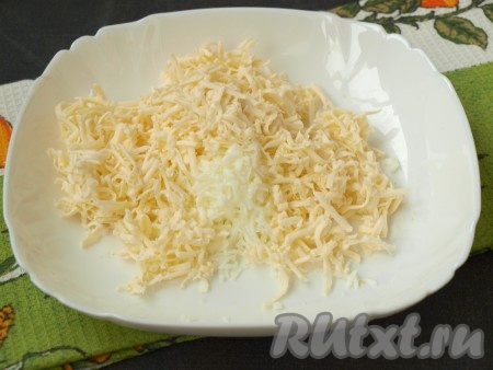 На мелкой тёрке натереть плавленный сырок и отложенный варёный белок, выдавить зубчик чеснока, перемешать.