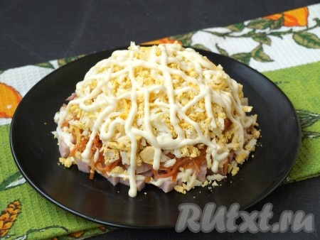 1 варёный белок отложить. Яйцо и яичный желток натереть на крупной тёрке и выложить поверх моркови, смазать майонезом.