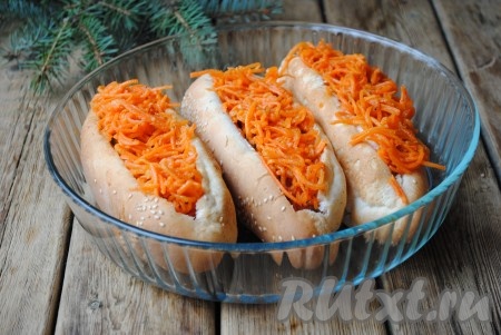 Затем добавить ещё немного кетчупа, майонеза и горчицы, чтобы наши хот-доги были сочными, а сверху выложить корейскую морковку.&nbsp;
