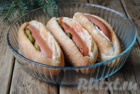 Огурцы нарезать кружочками и выложить в хот-дог.&nbsp;
