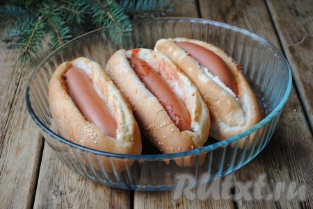 Это нужно для того, чтобы сосиски приготовились и булочки стали хрустящими.&nbsp;
